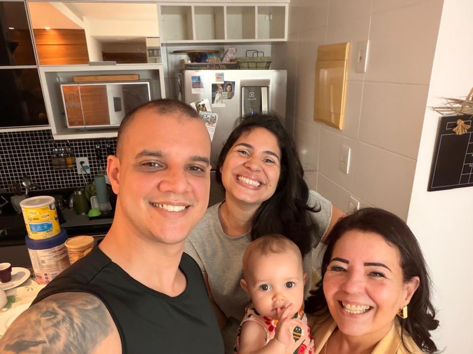 Família reunida na consulta em casa